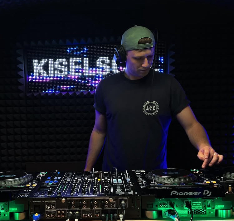 DJ mixuje v profesionalnim studiu