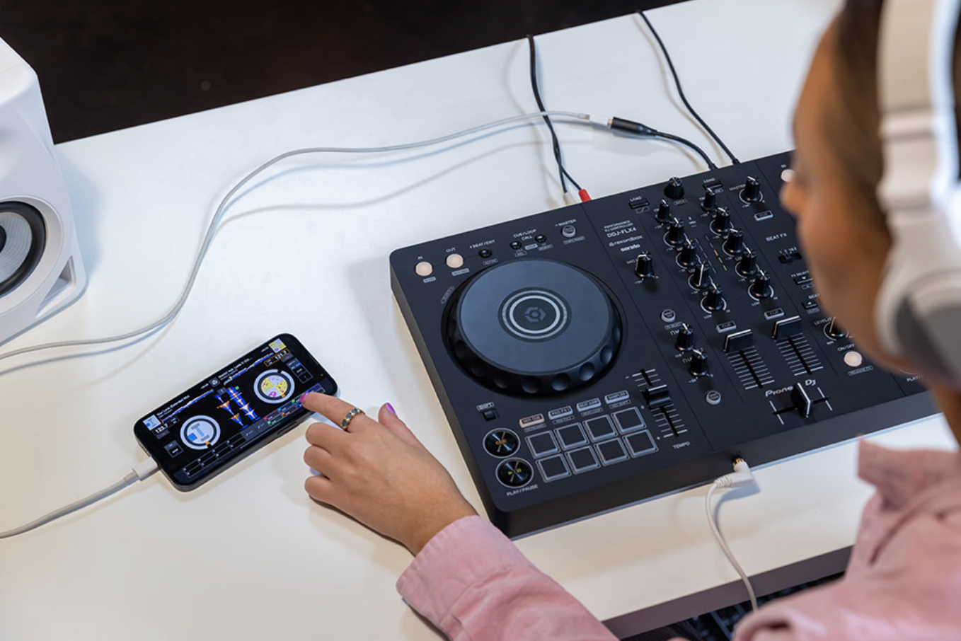 Objevování mixování na profesionálním DJ kontroleru
